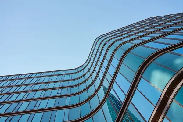 Sicherheitsglas: Offen bauen, wirksam schützen